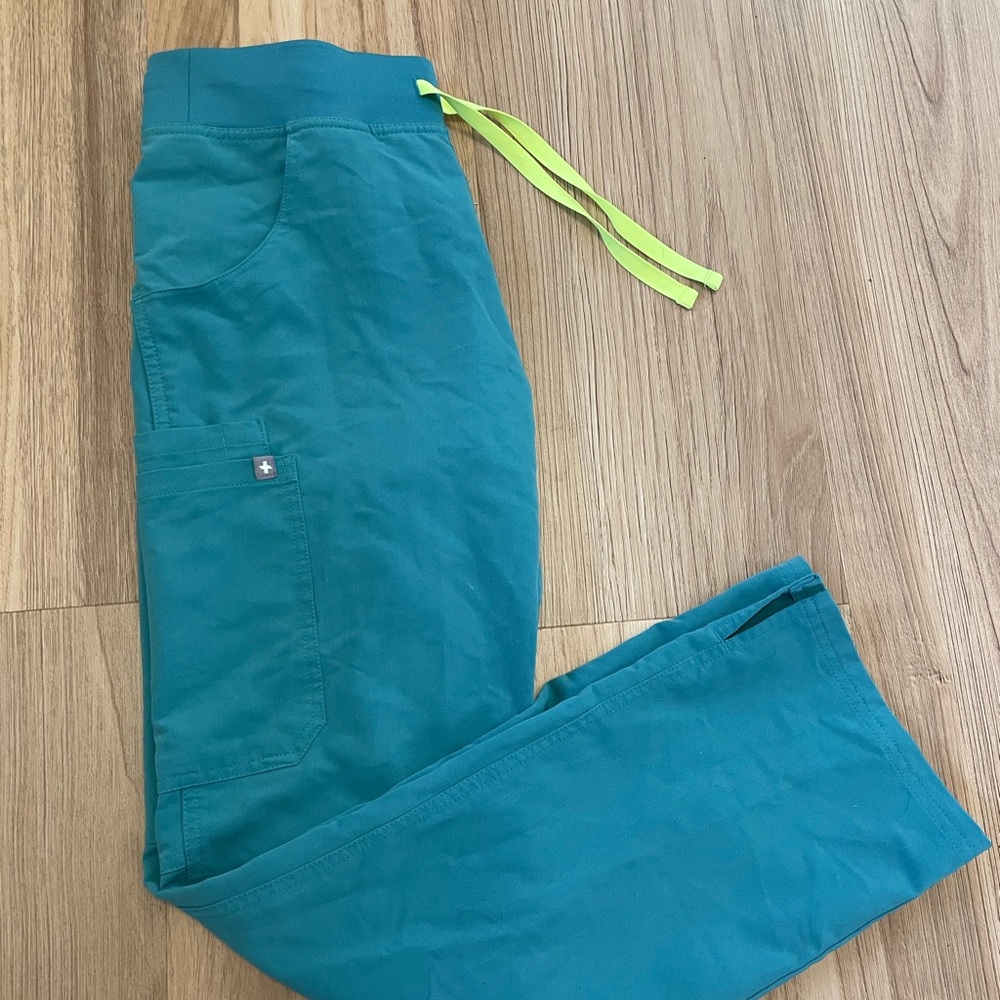 FIGS Women's Yola Skinny Cargo Scrub Pants in Marine w/ Neon Strung Size Small